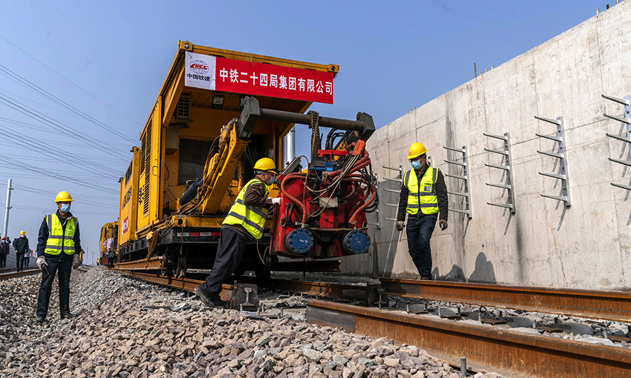 該項目負責人表示，將盡快展開大干，力爭將疫情影響降到最低，確保工程按原計劃建成通車。圖為上海地鐵15號線鋪軌B標工人師傅正在進行焊軌前調試作業。