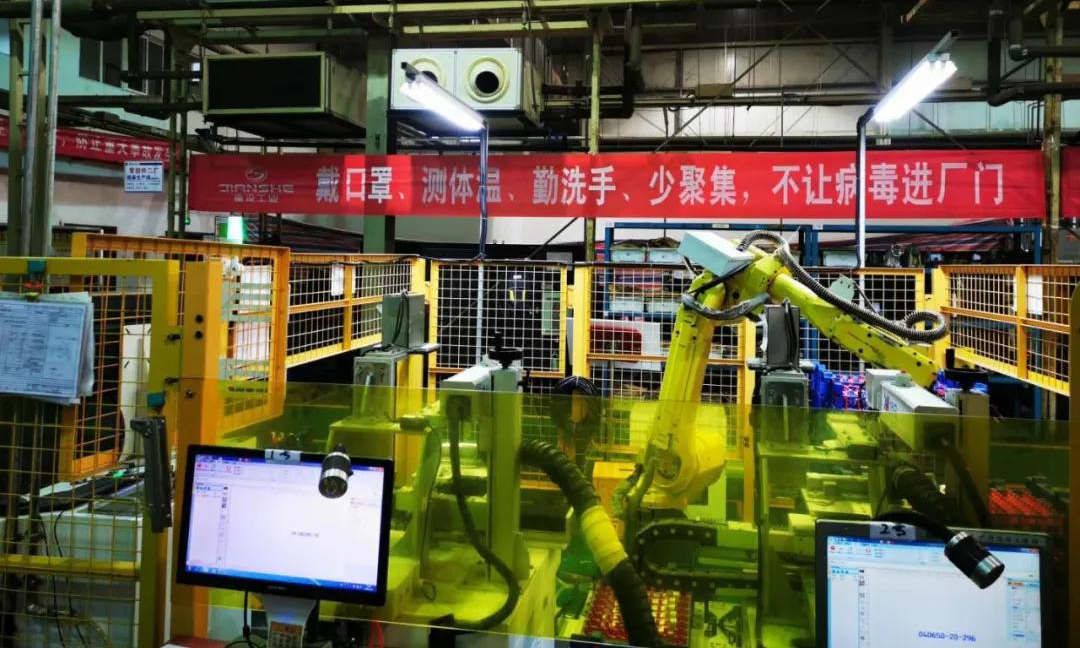 自動化生產減少人員聚集，智能化管理提升效率效能。在這場防疫、生產兩手抓的戰役中，兵器裝備集團所屬企業借此取得了顯著成效。建設工業全自動激光雕刻機的上線，解決了該工序之前需要兩名操作者兩班制生產才能滿足日產需要的問題，使該工序實現了三班自動化加工，無須專人進行操作，產能提升25%。