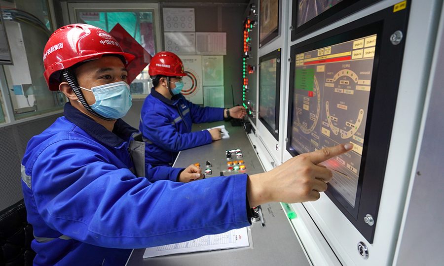 圖為盾構機操控室員工徐樹量正在進行505環1010米推進作業。