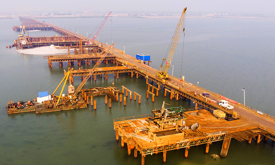 據了解，西村港跨海大橋建成后將連通北海市銀灘新城和海洋新城，對北海市建設國家海洋經濟創新發展示范城市具有重大意義。圖為跨海大橋正在施工。