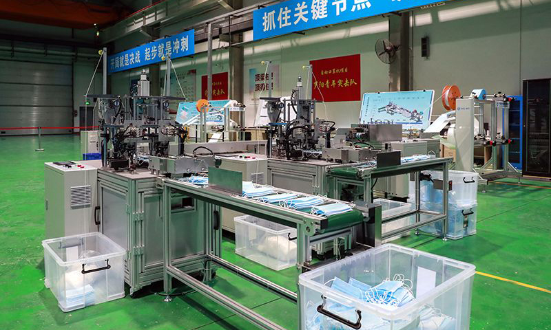 此前，航空工業研制的壓條機已交付各地防護服生產企業使用。兩型產品將按照穩定市場、平抑物價的央企擔當投放市場，緩解疫情期間醫療防護用品緊缺狀況，為國家公共醫療產能儲備力量。此次緊急任務，航空工業所屬多家單位參與，分布在6個省的14家單位的近800名研產人員全力投入研產工作。圖為“1出2型”高端型全自動口罩機。