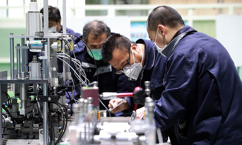 航空工業切實履行央企的責任擔當，招之能來，來之能戰，戰之能勝，為全面贏得疫情防控阻擊戰和經濟社會發展“雙勝利”積極貢獻航空力量。圖為口罩機裝配調試工作現場。