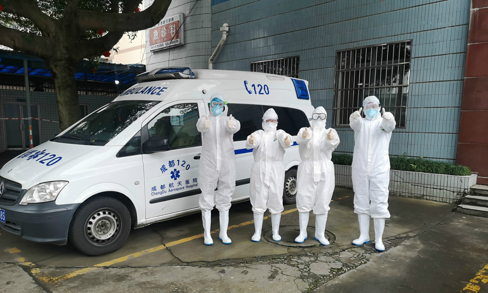 成都航天醫院員工還參與成都市區級新冠專家組，組建呼吸內科、重癥醫學科在內的6個科室共11名人員的應急隊伍。圖為全副武裝卻依然樂觀的成都航天醫院醫務工作者。（付晨 攝）