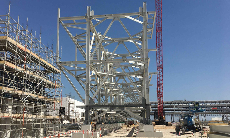 中國化學工程所屬三化建阿曼分公司以實際行動助力打贏疫情防控阻擊戰。近期部分國際航班的取消，導致原計劃新進場人員及休假返回人員60人無法按時進入阿曼。阿曼分公司緊急調配、統籌安排阿曼乙烯和杜庫姆煉油兩個在建項目人員和機械使用，全力確保兩項目施工生產有序有效進行。阿曼乙烯項目現有中國籍員工303人，外籍勞務人員842人。目前，現場施工平穩受控，施工進度已完成99.68%，正全力向機械竣工目標挺進。