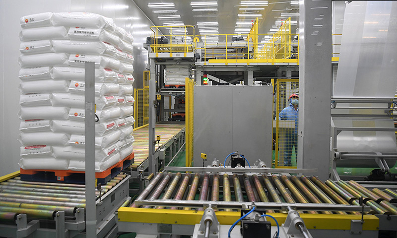 圖為2月12日，蘭州石化公司開足馬力增產醫用聚丙烯專用料。（新華社記者 陳斌 攝）