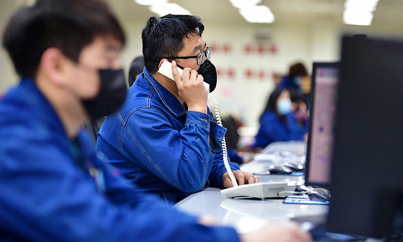 圖為2月12日，蘭州石化公司工作人員在生產崗位上作業。（新華社記者 陳斌 攝）