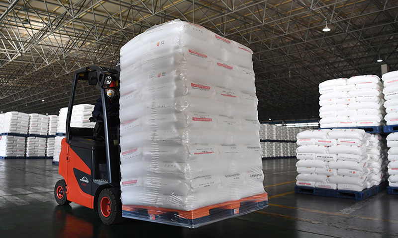 圖為2月12日，蘭州石化公司工作人員用叉車裝卸醫用聚丙烯專用料。（新華社記者 陳斌 攝）