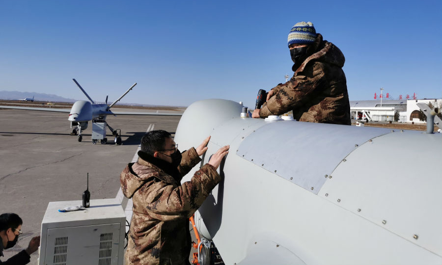 疫情就是主戰場，防控就是集結號。連日來，航天科技各單位全面啟動疫情防控機制，穩步推進型號任務，兩手抓，兩手硬。圖為十一院彩虹公司員工在外場開展試驗任務。（孫婧 攝）