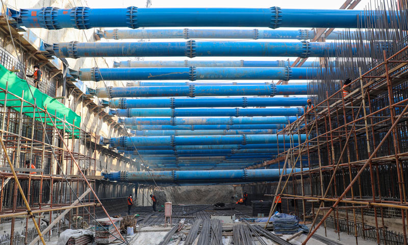 中國化學工程所屬重機公司通州廣渠路東延項目部施工現場采取封閉式管理。春節防疫期間，該項目累計完成土方開挖、倒運約3700多車次5.6萬方，完成主體閉合框架結構兩側鋼筋綁扎560噸，完成底板混凝土澆筑施工386方，完成暗挖段樁基支護掛設網片460平方米，為下步主體結構施工創造了有利條件。