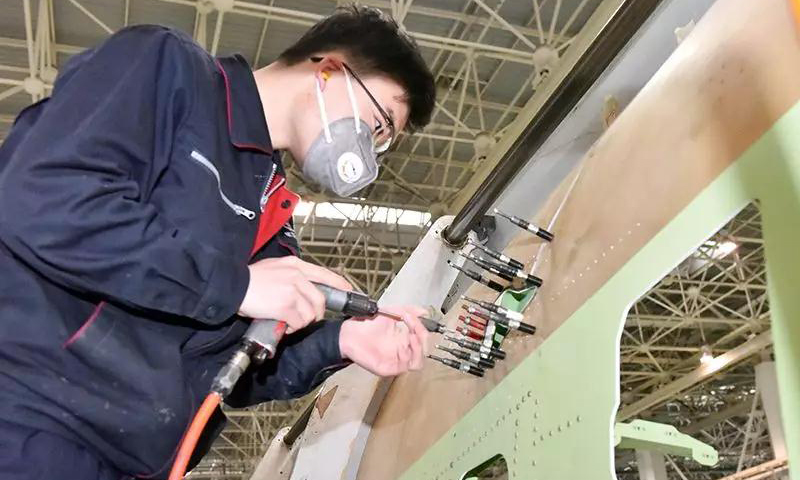 2020年2月4日，在針對新型冠狀肺炎采取有效疫情防控措施，經市區兩級主管部門嚴格檢查批復后，航空工業成飛、成飛民機開始最小化有限度的局部生產。部分符合條件的單位在審批后按照公司統一部署穩步推進各項工作，有序開展飛機正常周期性維護工作及關鍵零部件制造工作。圖為生產車間一隅。