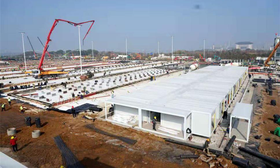 截至1月30日中午12時，中國建筑表示武漢雷神山醫院項目總體建設進度完成40％；武漢火神山醫院項目場地平整、砂石回填、HDPE膜鋪設全部完成。圖為隔離病房區箱式板房現場吊裝完成30間。