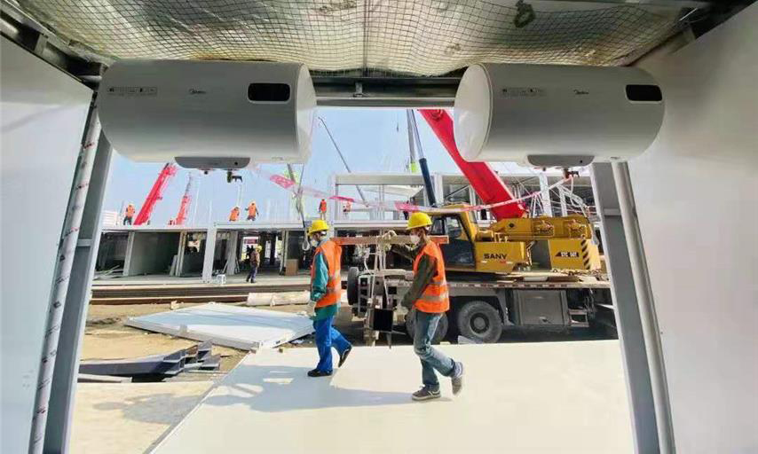 圖為火神山醫院熱水器安裝現場。