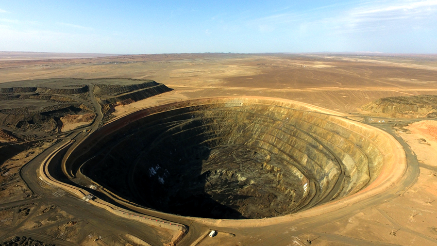 在該項目施工中，中鐵十九局礦業公司施工技術人員與沈陽建筑大學教授共同編制了全國首個超深礦坑回填恢復治理工法，校企合作再獲新成果。圖為中鐵十九局新疆磁海鐵礦生態環境治理恢復工程航拍。（馮宏超 攝）