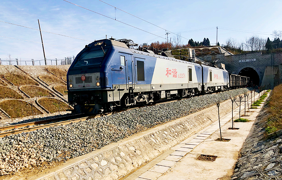 據悉，隨著陽安鐵路二線建成通車，全線運輸能力從2000萬噸提高到8000萬噸，對促進陜南地區發展乃至提高我國西南地區運輸能力具有重要意義。圖為列車通過中鐵十四局承建的磨子橋一號隧道。（尹婷 攝）