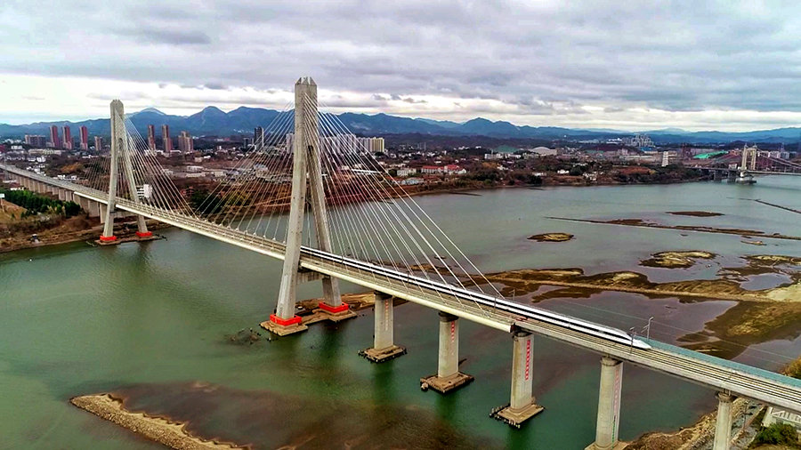 12月26日，中國鐵建所屬鐵四院總體設計，中鐵十一局、中鐵十六局、中鐵十七局、中鐵二十一局、中鐵二十四局、中鐵建設施工的昌贛高鐵通車運營。連接南昌、吉安、贛州的昌贛高鐵全長416公里，是通往贛南革命老區的第一條高鐵，也是國家《中長期鐵路網規劃》南北大通道京港高鐵的重要組成部分。圖為首趟列車通過贛州贛江特大橋。