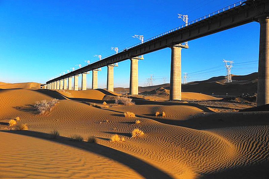 敦格鐵路開通后，新疆與西藏之間的鐵路交通將不再繞行蘭州，其運輸距離至少縮短1100公里。該鐵路成為青藏鐵路與蘭新鐵路之間的重要連接線，并與蘭青鐵路共同構成我國西北地區首條環形閉合鐵路交通網。圖為生態恢復實景圖。（金偉 攝）