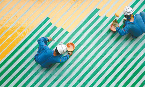 入冬以來， 中國海油潿洲11-1N平臺對平臺吊裝區域進行整體防腐。為了區分該區域，海上“ 粉刷匠”別出心裁，在綠色的甲板面上畫出條條黃線，從空中看去猶如“ 五線譜”般。海上“ 粉刷匠”用雙手為平臺創造了一個更美麗安全的吊裝環境。