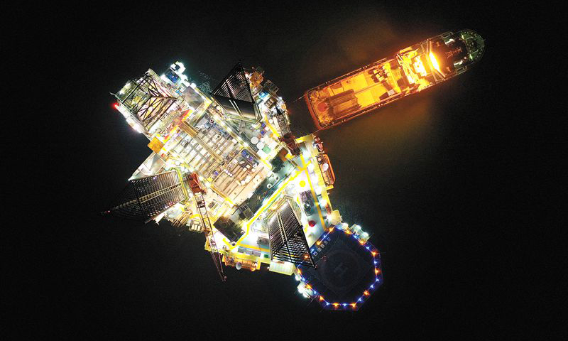 安全是生產作業永恒不變的主題。中國海油年終沖刺不忘安全，致力打造具有平臺特色的安全氛圍，保障現場作業安全。圖為12月10日，中國海油所屬海洋石油932鉆井船正在渤海海域渤中13-2油田鉆井作業。