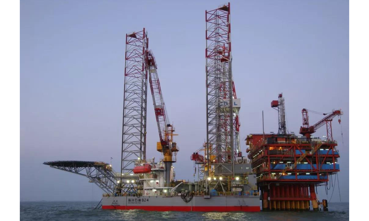 第一種是插樁定位?！凹傺b漂著”的鉆井平臺——自升式鉆井平臺，通過樁腿的升降在海底“扎根”，并確保船體始終“探出水面”，穩如泰山。如果這種平臺想要移動，那么就需要圖中的拖輪拖著走，拖航狀態下，平臺船體漂浮，樁腿高聳。抵達目標井位后，鉆井平臺找好位置就開始下放樁腿，重量逐漸由浮力支撐轉變為樁腿支撐。