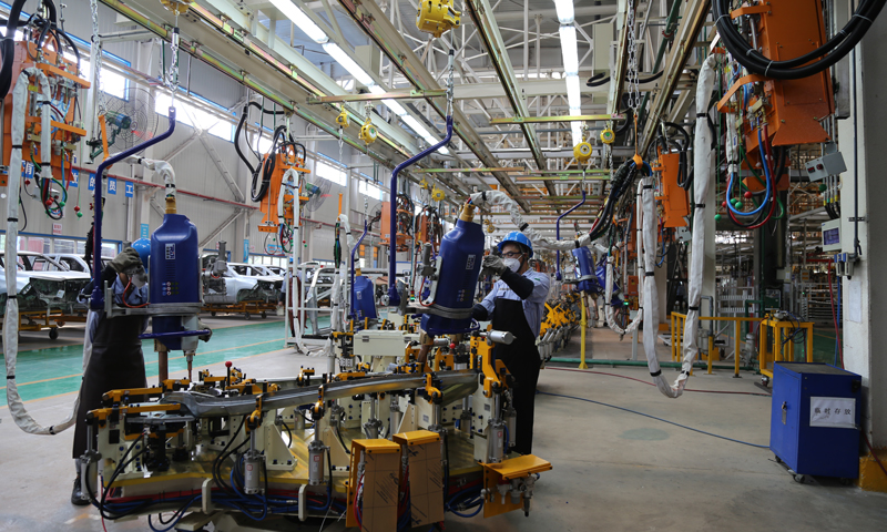 圖為近日，保定長安客車制造有限公司員工正在使用一體化焊鉗焊接左側圍AB柱焊接總成。（陳蕾 攝）