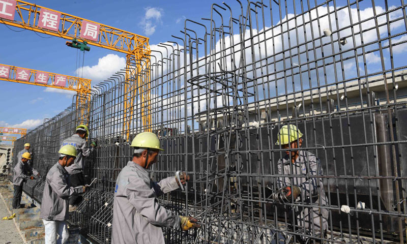 圖為11月19日，施工人員在玉磨鐵路景洪制梁場綁扎鋼筋。（新華社記者 楊宗友 攝）