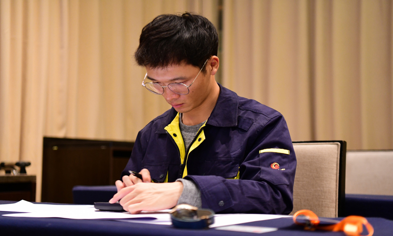 本次大賽理論考試包括計量法律法規、國家標準、民航行業標準以及相關基礎知識等內容。圖為中國民航航空油料計量統計員職業技能大賽理論考試現場。