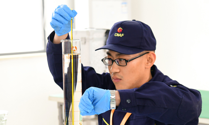 圖為選手測量油品溫度。 