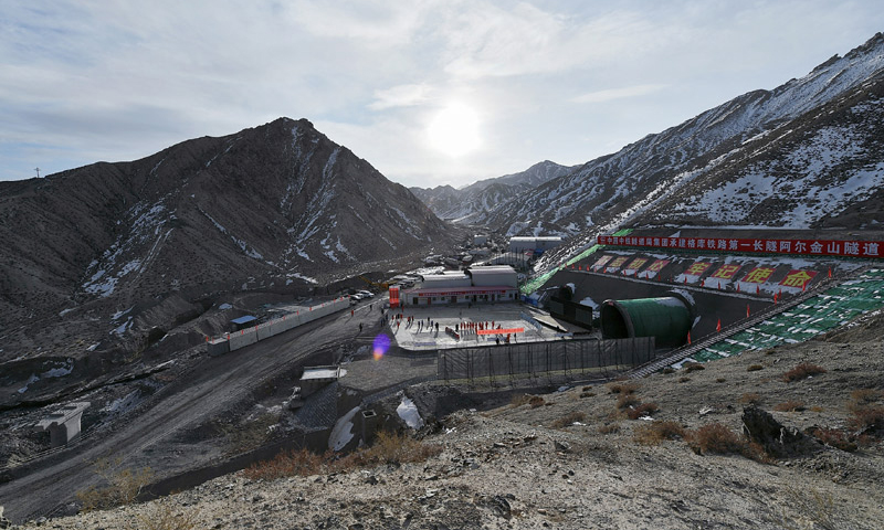 11月19日11時30分，隨著一聲爆破，格庫鐵路（青海格爾木—新疆庫爾勒）控制性工程、歷時約3年半建造的阿爾金山特長隧道正式貫通。圖為阿爾金山隧道出口處拍攝的隧道貫通儀式現場。（新華社記者 宋彥樺 攝）