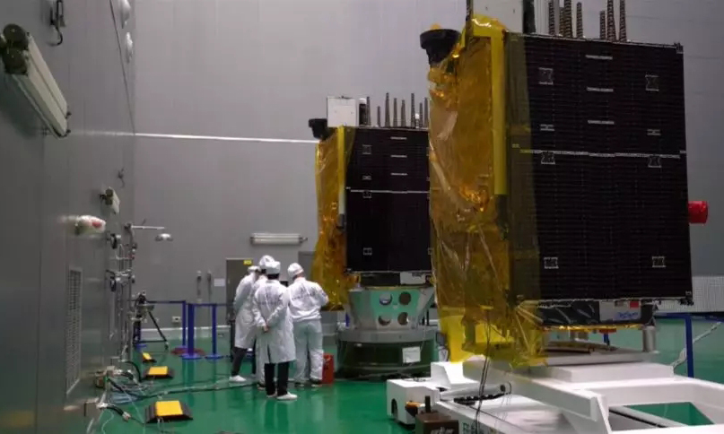 隨著北斗三號IGSO軌道衛星的完美收官，北斗系統的全球組網也正式進入沖刺階段。據了解，在今年年底前，還將進行兩次發射。屆時北斗三號另外一個重要軌道——MEO中圓軌道也將完成建設。圖為航天科技工作人員進行發射前的準備工作。