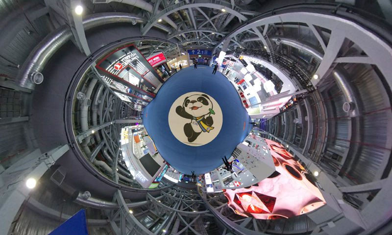 11月5日，第二屆中國國際進口博覽會在上海國家會展中心開幕。圖為當日在上海國家會展中心拍攝的第二屆進博會服務貿易展區（全景相機拍攝）。（新華社記者 尹炣 攝）