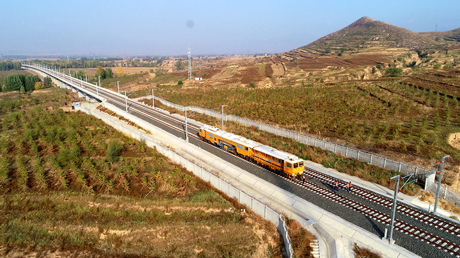 崇禮鐵路是國內首條在大風沙嚴寒天氣下設計時速250公里有砟軌道客運專線，建成后將與京張高鐵正線形成北京至張家口崇禮冬奧賽區最便捷客運通道，屆時從北京乘高鐵到張家口崇禮賽區看冬奧盛會僅需1小時。（曲志忠 攝）