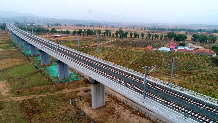 圖為軌道精調完工后大機精確搗固最后一公里有砟軌道施工現場。（曲志忠 攝）