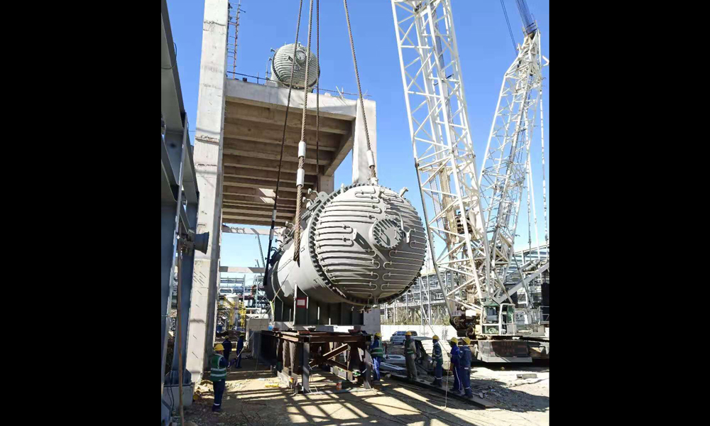 JPP二線第2反應器設計每年運行8000小時，可生產均聚物、無規共聚物、一般抗沖共聚物與R-TPO高抗沖共聚物?？杉庸こ沙尚彤a品、板材、薄膜、纖維或其他形式的產品，適用于各種應用領域，包括汽車和家電等行業。圖為JPP二線第2反應器吊裝現場。