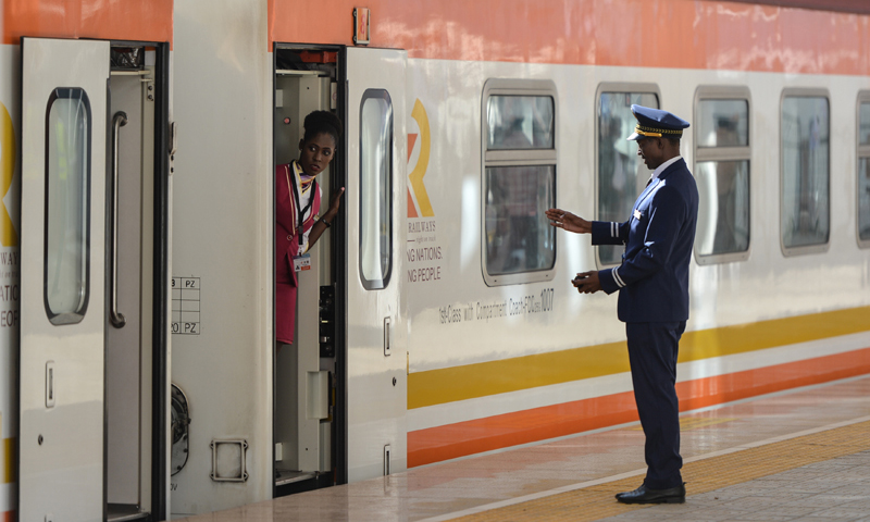 圖為10月16日，在肯尼亞內羅畢-馬拉巴標軌鐵路（內馬鐵路）麥馬修火車站，一輛列車準備出發。（新華社記者 李琰 攝）