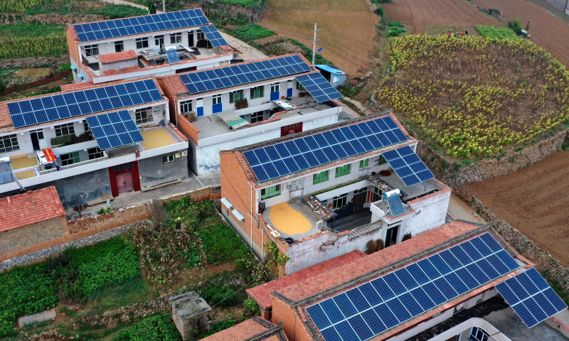 圖為10月13日無人機拍攝的山西省晉城市陵川縣河北鎮河北村的屋頂光伏電站。（新華社記者 曹陽 攝）