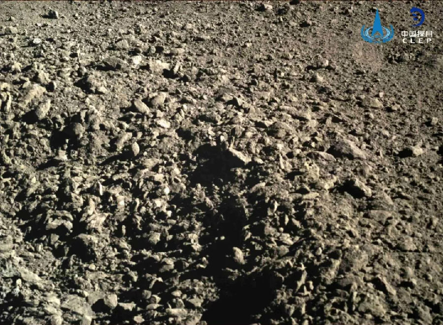 在國慶節前后，嫦娥四號著陸器和“玉兔二號”巡視器突破十個月球日工作期，遠遠超出設計壽命，以出色完成科學探測任務向新中國成立70周年獻禮。目前，地面科研團隊正在對各科學載荷獲取的第一手探測數據進行處理分析，在已取得的科研成果基礎上深入開展研究。