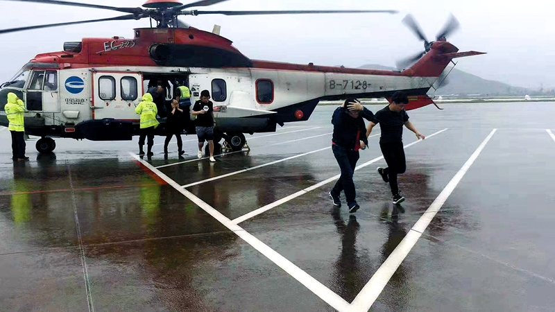 日前，今年第17號臺風“塔巴”進入東海南部海面，給我國東部海域造成一定影響，江浙滬沿海地區遇到大風和暴雨。中國海油提前開展防臺防汛工作，全力保障生產經營的安全平穩運行。海油信科上海分公司提前加固衛星天線，確保臺風期間控制信號正常。浙江LNG、浙江新能源落實防臺防汛二級措施，加強對接收站、加氣站的現場防臺檢查。大榭石化，中海油華東銷售浙江公司、上海公司各所屬加油站、油庫第一時間啟動防臺防汛應急響應，提前落實各項安全措施，平穩應對大風暴雨天氣。圖為最后一班撤臺直升機安全抵達陸地。