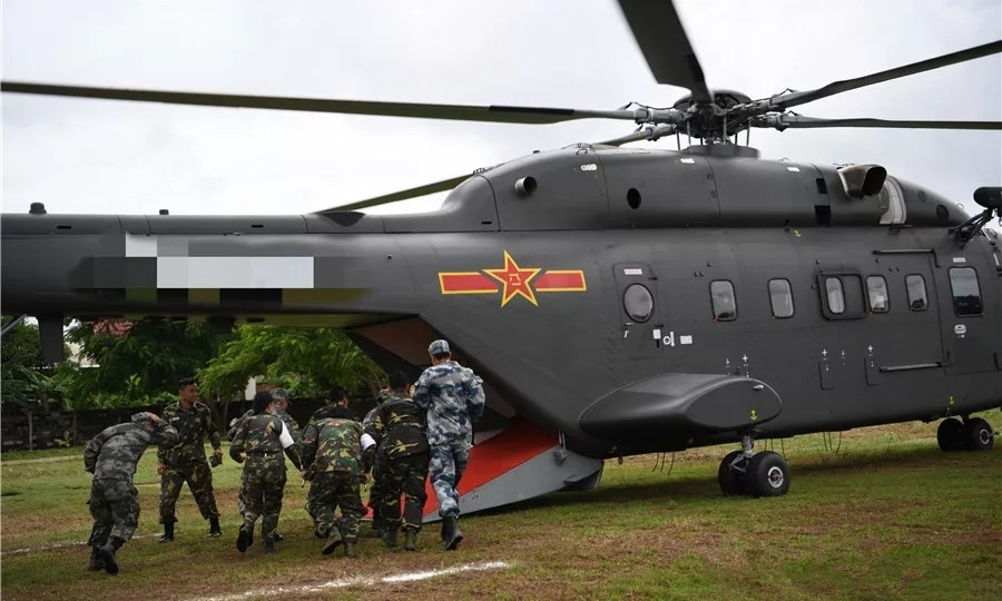 8月19日下午，一輛載有40多名中國游客的大客車在老撾發生嚴重車禍，數十人傷亡。我國“直-8G”新型加改裝救護直升機正在老撾參加中國-老撾軍隊“和平列車-2019”人道主義醫學救援聯合演訓活動，收到車禍消息后，“直-8G”立即搭乘10名中國人民解放軍參演醫療隊成員前往老撾瑯勃拉邦，參加了對車禍重傷同胞的救援行動。據了解，這架直升機是中國航天科技集團有限公司九院13所為陸軍加改裝的首批國產醫療救護直升機。圖為參演醫療隊成員乘機前往車禍現場。
