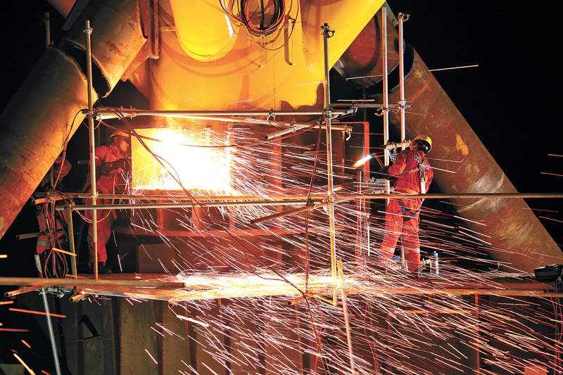 8月20日晚，中國海油文昌13-2油田綜合調整開發工程項目海上吊裝工作全部順利完成。圖為組塊切割固定。