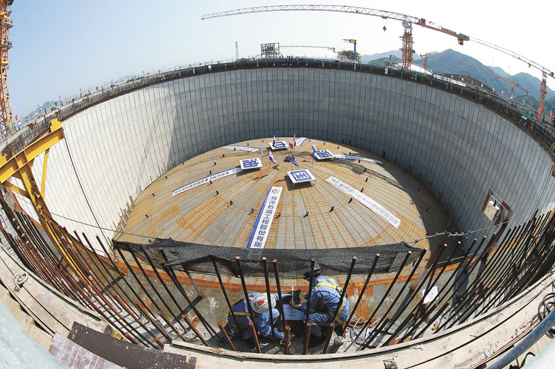 8月13日上午11時左右，中國海油氣電集團浙江LNG接收站二期工程項目F罐完成氣壓升頂，標志著浙江LNG接收站二期工程項目3座16萬立方米儲罐氣壓升頂工作全部完成，現場全面進入罐頂和罐內安裝施工作業階段。