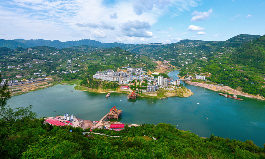 7月18日凌晨2點，經過建設者連續27小時作業，鄭（州）萬（州）高鐵重難點控制性工程彭溪河多線特大橋10號主墩承臺完成混凝土澆筑，標志著該橋深水區作業全部結束，為全線建成通車打下堅實基礎。圖為鄭萬高鐵重點控制工程彭溪河多線特大橋遠景。（劉興敏 攝）