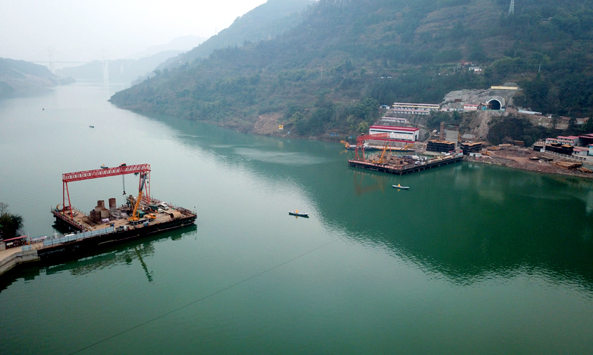 彭溪河多線特大橋是鄭萬高鐵重慶段的關鍵控制性工程，施工工藝復雜、技術難度大、安全風險高。此次2300多方大體積主墩承臺混凝土順利澆筑完成，標志著大橋深水基礎施工各項難題均取得了突破。大橋預計在2020年上半年合龍。圖為鄭萬高鐵彭溪河多線特大橋航拍。（劉興敏 攝）