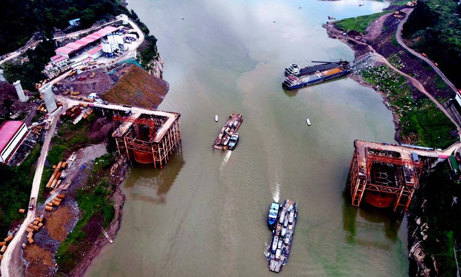 據悉，鄭萬高鐵重慶段全長184公里，是我國“八縱八橫”高鐵網絡的重要組成部分，也是我國第一條橋隧比超過90%的復雜險峻山區高速鐵路。建成通車后，從重慶坐火車到北京，可直接走渝萬高鐵、鄭萬高鐵，全程將由目前的12小時縮至6小時左右。圖為鄭萬高鐵彭溪河多線特大橋施工現場航拍。（劉興敏 攝）