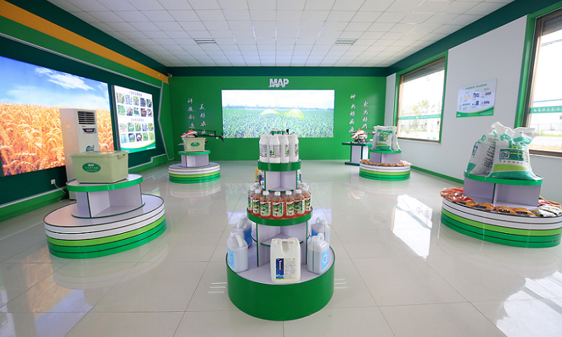 MAP即“現代農業技術服務平臺”?；趯χ袊r業發展趨勢、規?；N植主體需求和自身能力的深入思考，中化農業提出了MAP創新戰略。圖為中化MAP技術服務中心大廳中央展示的農化產品。（中化集團 供圖）
