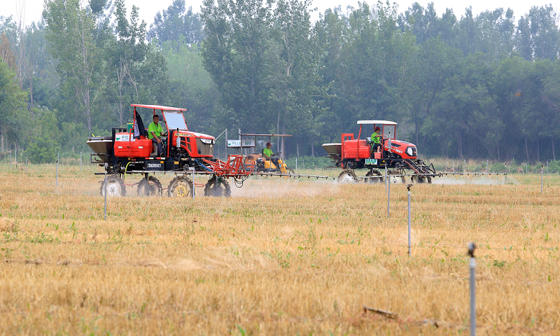 機械化作業解放了大量勞動力，加快了土地流轉進程，實現了資源的高效合理利用。圖為正在進行田間作業的自走式高架打藥機。（中化集團 供圖）