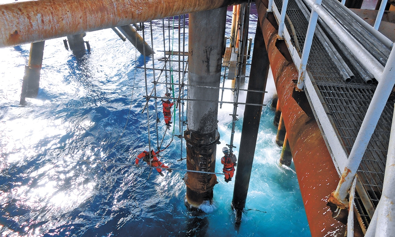 近日，持續的高溫天氣絲毫沒有影響員工的工作狀態，他們堅守崗位保障安全生產。圖為7月5日，中國海油陸豐13-1平臺順利完成平臺開排沉箱D-900漏熱氣點修復作業?，F場生產人員和陸地主管齊心協力，解決了一直以來困擾平臺生產的難題，保障了油田的產量和油井的生產時率，消除了隱患，確保了設備的完整性。