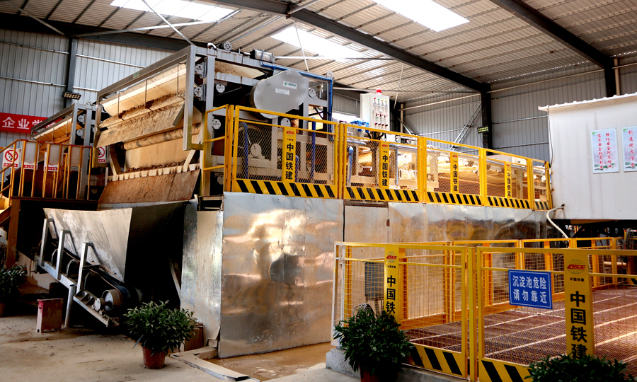 在該公司廣州地鐵18號線番南2號盾構井施工現場，一座60平方米的廠房一頭連著渣土存儲倉，一頭連著碎石存儲倉。隨著機器開動，運輸皮帶將渣土連同泥水一起輸送到廠房，通過震動加水沖洗，分離出大粒徑石塊和污泥。圖為盾構渣土環保處理系統泥沙處理系統。（楊盼龍 攝）