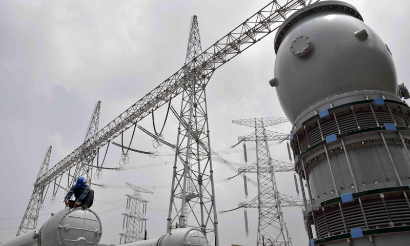 該工程全面采用我國自主開發的特高壓交流輸電技術和裝備，建成后將有效緩解山東用電緊張局面。圖為7月11日，工作人員在棗莊1000千伏特高壓變電站作業。（新華社記者 郭緒雷 攝）