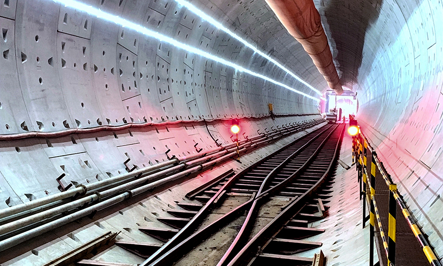 此次下穿珠江水系的橫番4號中間風井至5號盾構井區間位于廣州市南沙區、番禺區，穿越范圍位于二級水源保護區內，且斷面地層和隧道頂部地質斷面較多。據介紹，盾構區間需6次下穿珠江水系，穿越范圍內管線復雜、民房數量多、施工風險高，對掘進控制要求十分嚴格。圖為盾構隧道中的電瓶車岔道。