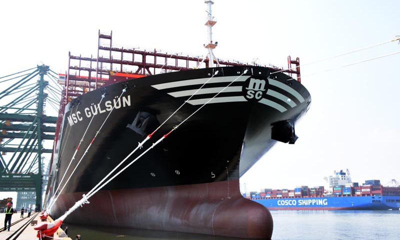 7月8日，世界載箱量最大的集裝箱船舶“地中海古爾松”輪在天津港正式開啟首航之旅。這艘剛剛于7月4日下水的海上巨輪，在天津港完成3000余標準箱的外貿出口作業后，將途經多個港口，前往西北歐地區。圖為7月8日，“地中海古爾松”輪停泊在天津港太平洋國際集裝箱碼頭。（新華社記者 張宇琪 攝）